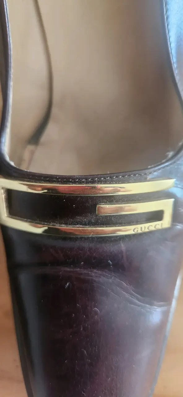 Zapatos de tacón Gucci marrones con detalle dorado - 2