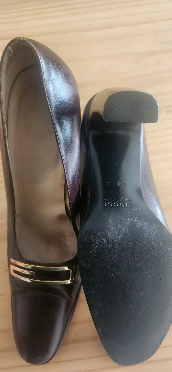 Zapatos de tacón Gucci marrones con detalle dorado - 3
