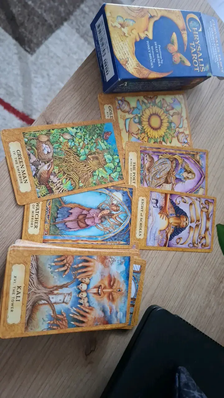 Baraja de Tarot Chrysalis con ilustraciones coloridas