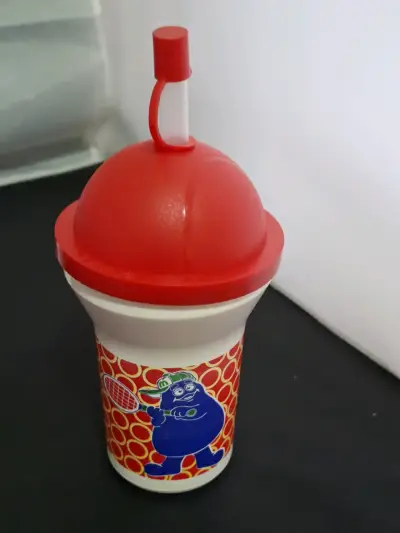 Vaso McDonald's con tapa y bombilla rojo - miniatura 3