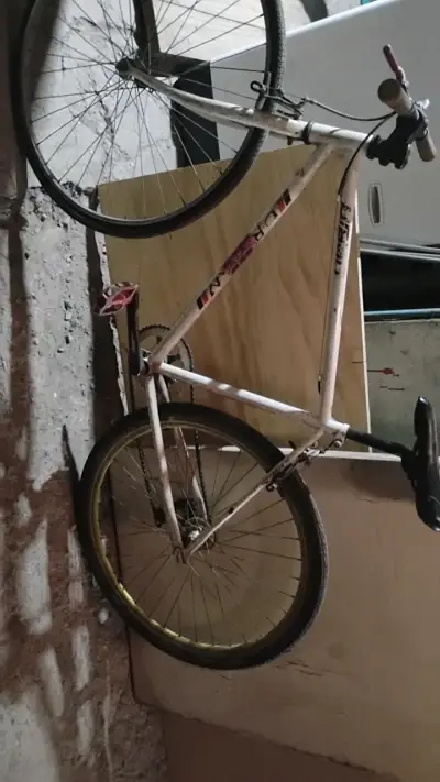 Bicicleta urbana blanca en buen estado - miniatura 1