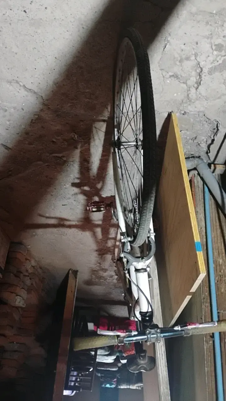 Bicicleta urbana blanca en buen estado - 2