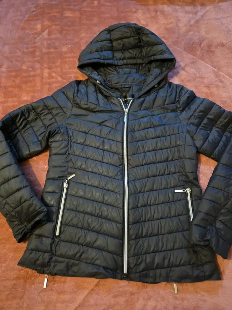 Chaqueta acolchada negra con capucha - 1