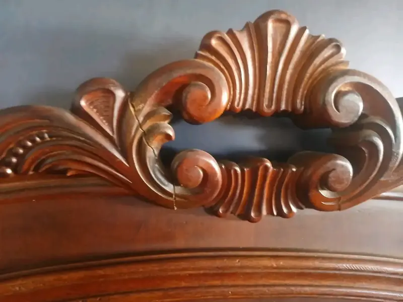 Cabecera de cama de madera tallada