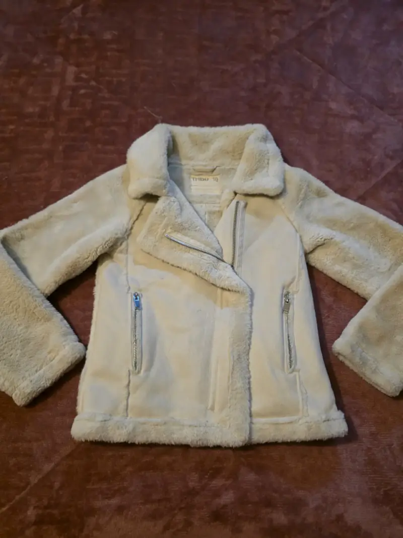 Chaqueta de piel sintética beige para niña