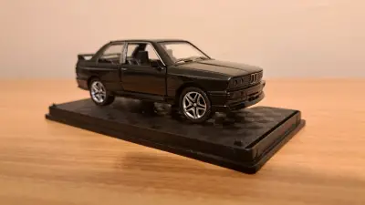Modelo a escala de auto clásico negro - miniatura 1