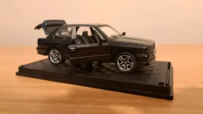 Modelo a escala de auto clásico negro - miniatura 2