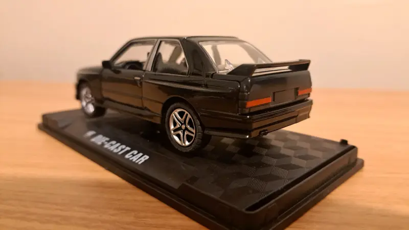 Modelo a escala de auto clásico negro - 3