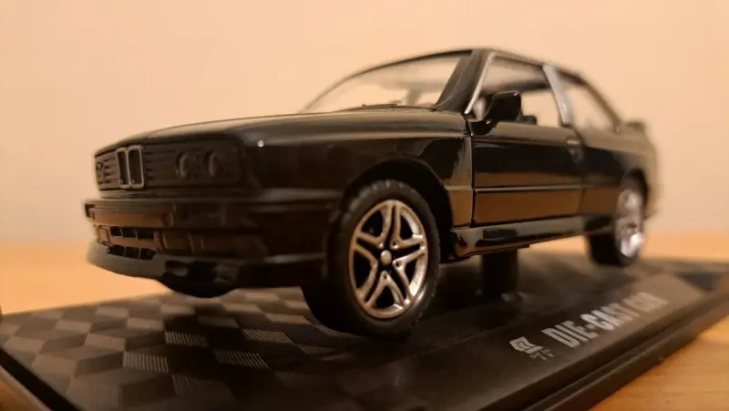 Modelo a escala de auto clásico negro - 4