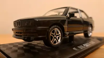 Modelo a escala de auto clásico negro - miniatura 4