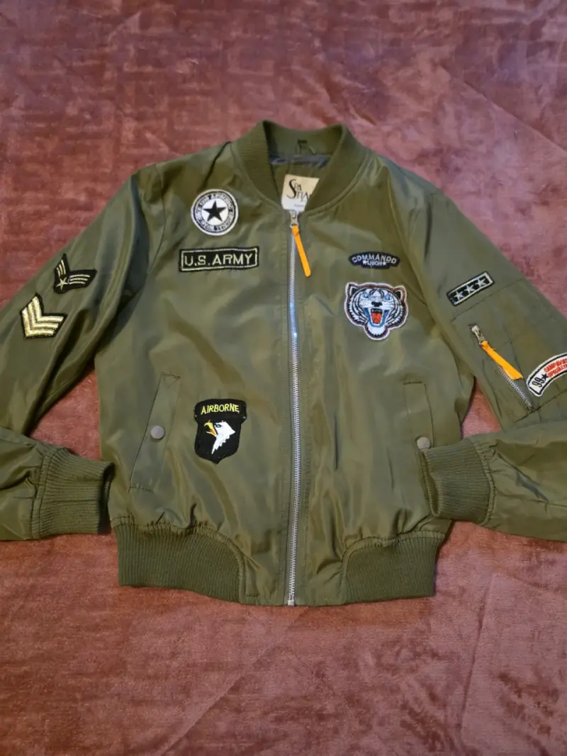 Chaqueta bomber verde militar con parches