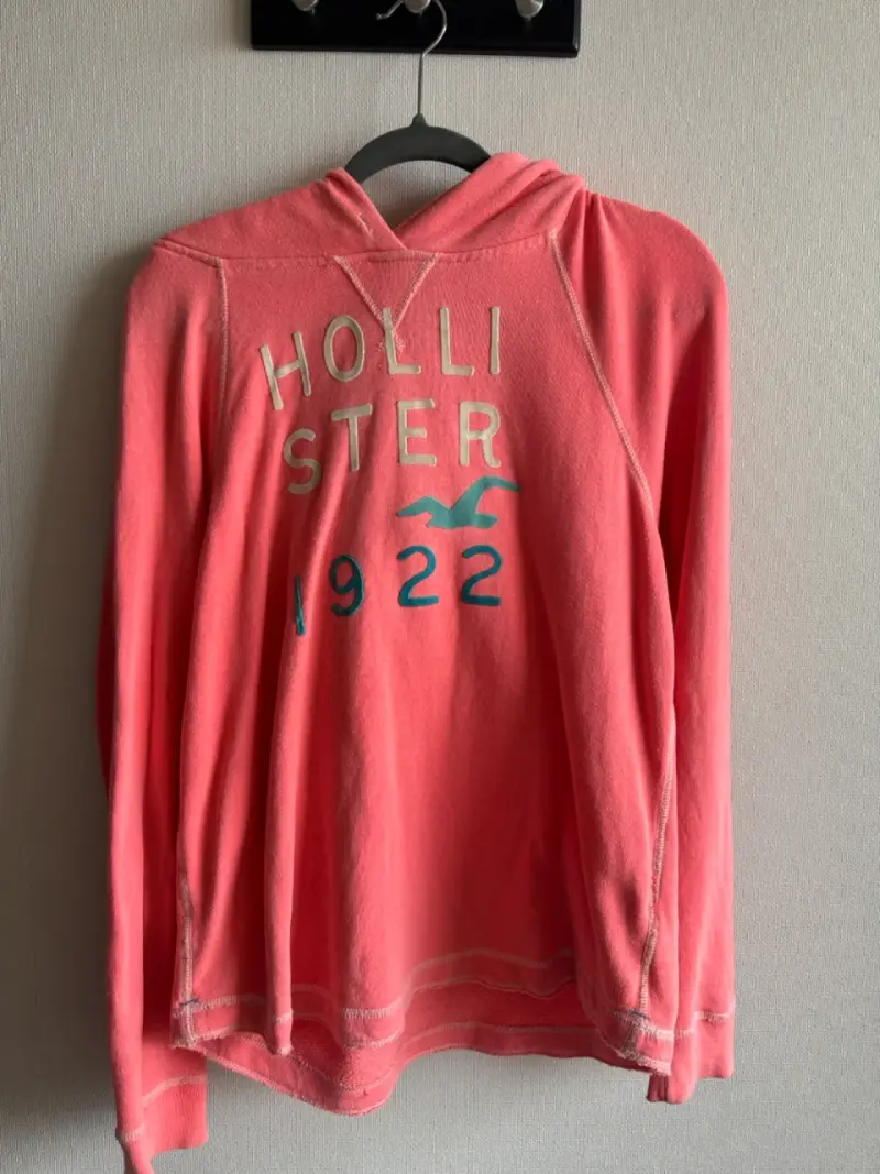 Polerón Hollister color coral con gorro talla M