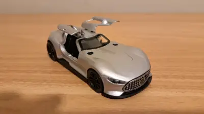 Auto de juguete metálico plateado - miniatura 2