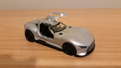 Auto de juguete metálico plateado - miniatura 4