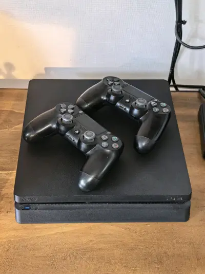 Consola PS4 con DOS controles y TRES juegos - miniatura 1