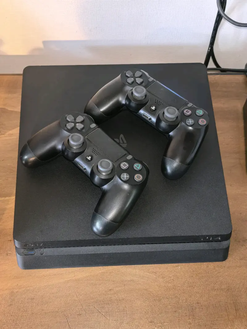 Consola PS4 con DOS controles y TRES juegos - 6