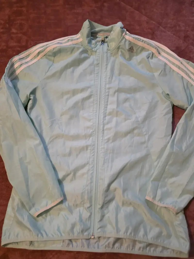 Chaqueta deportiva Adidas celeste con rayas - 1