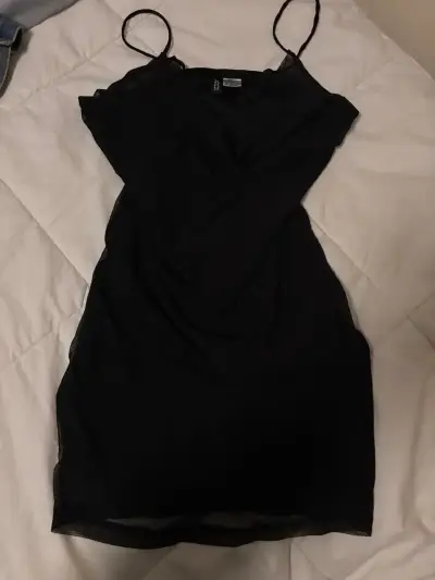 Vestido negro de tirantes elegante - miniatura 1