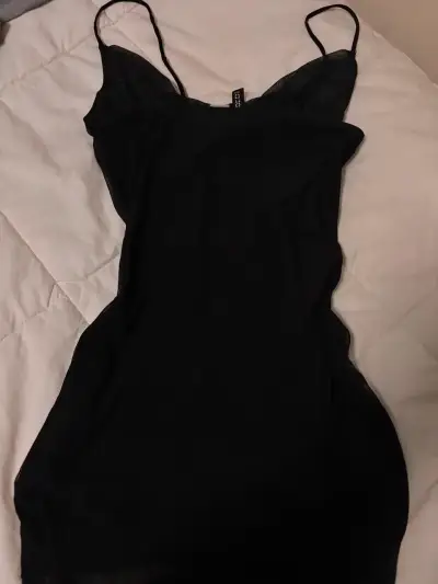 Vestido negro de tirantes elegante - miniatura 3