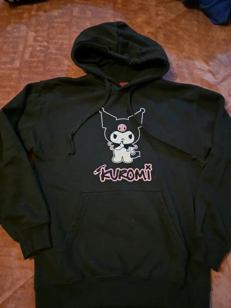 Polerón negro con capucha Kuromi
