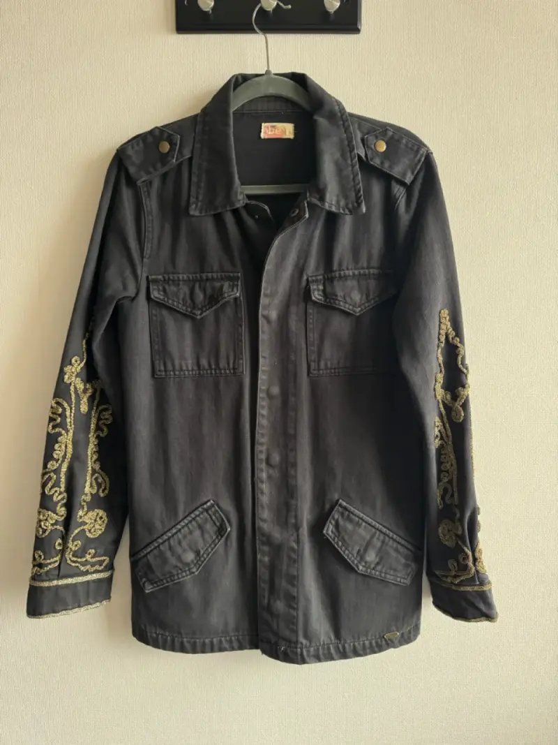 Chaqueta UMBRALE negra con bordados dorados - 1