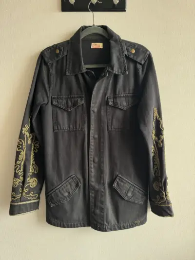 Chaqueta UMBRALE negra con bordados dorados - miniatura 1