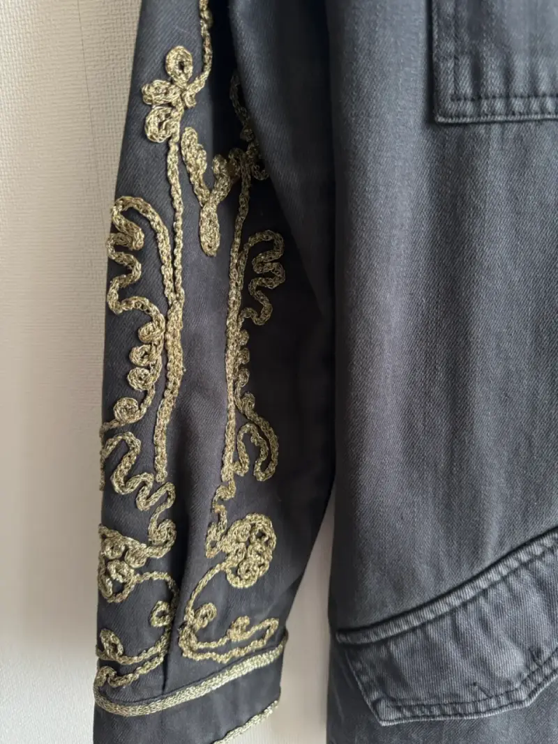 Chaqueta UMBRALE negra con bordados dorados - 2