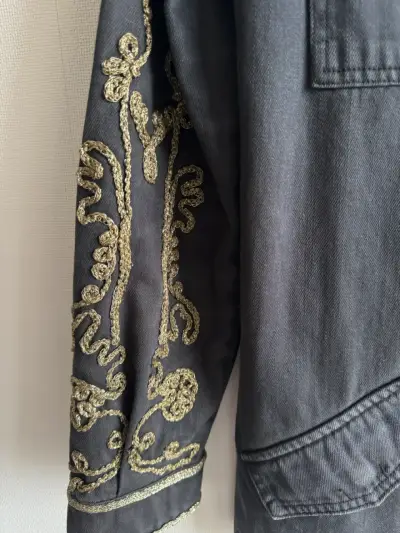 Chaqueta UMBRALE negra con bordados dorados - miniatura 2