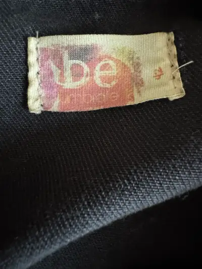 Chaqueta UMBRALE negra con bordados dorados - miniatura 3