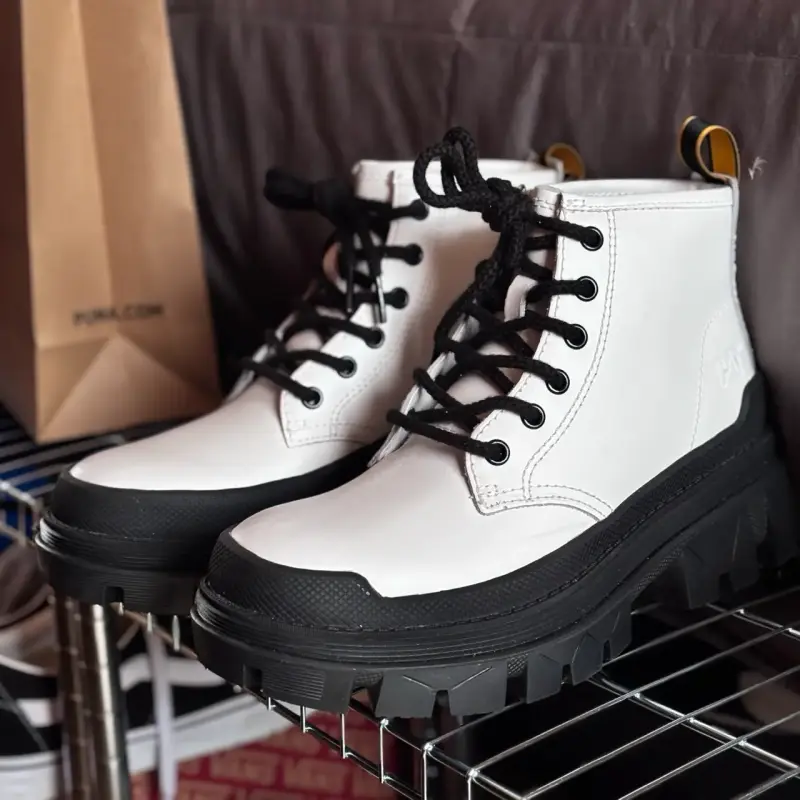 Botas CAT blancas de cuero con suela gruesa