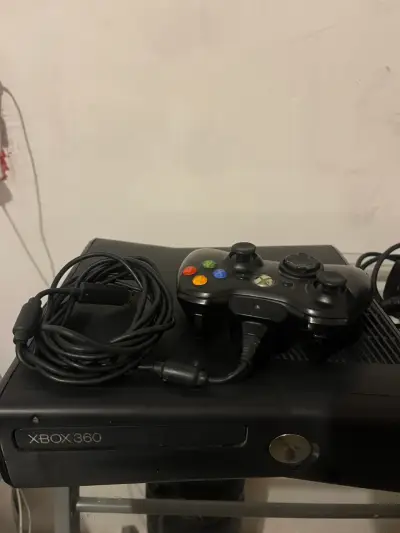 Consola Xbox 360 con juegos y control - miniatura 2