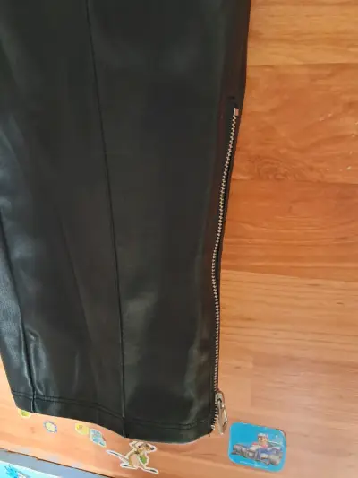 Pantalones de cuero sintético  negros talla l - miniatura 2