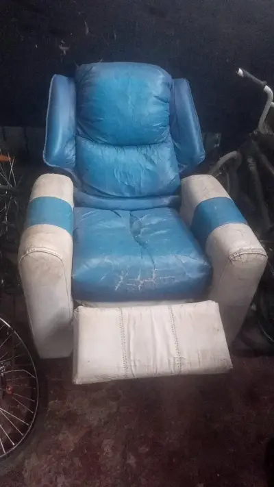 Sillón reclinable azul y blanco usado - miniatura 1