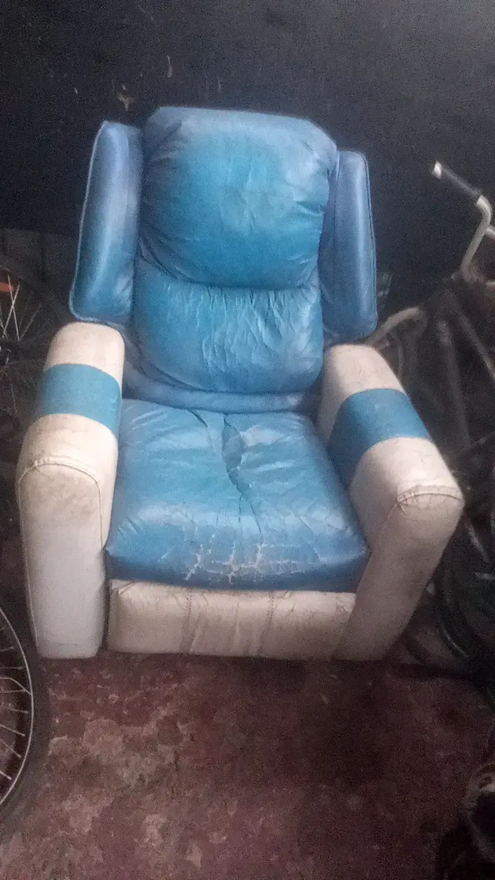 Sillón reclinable azul y blanco usado - 2