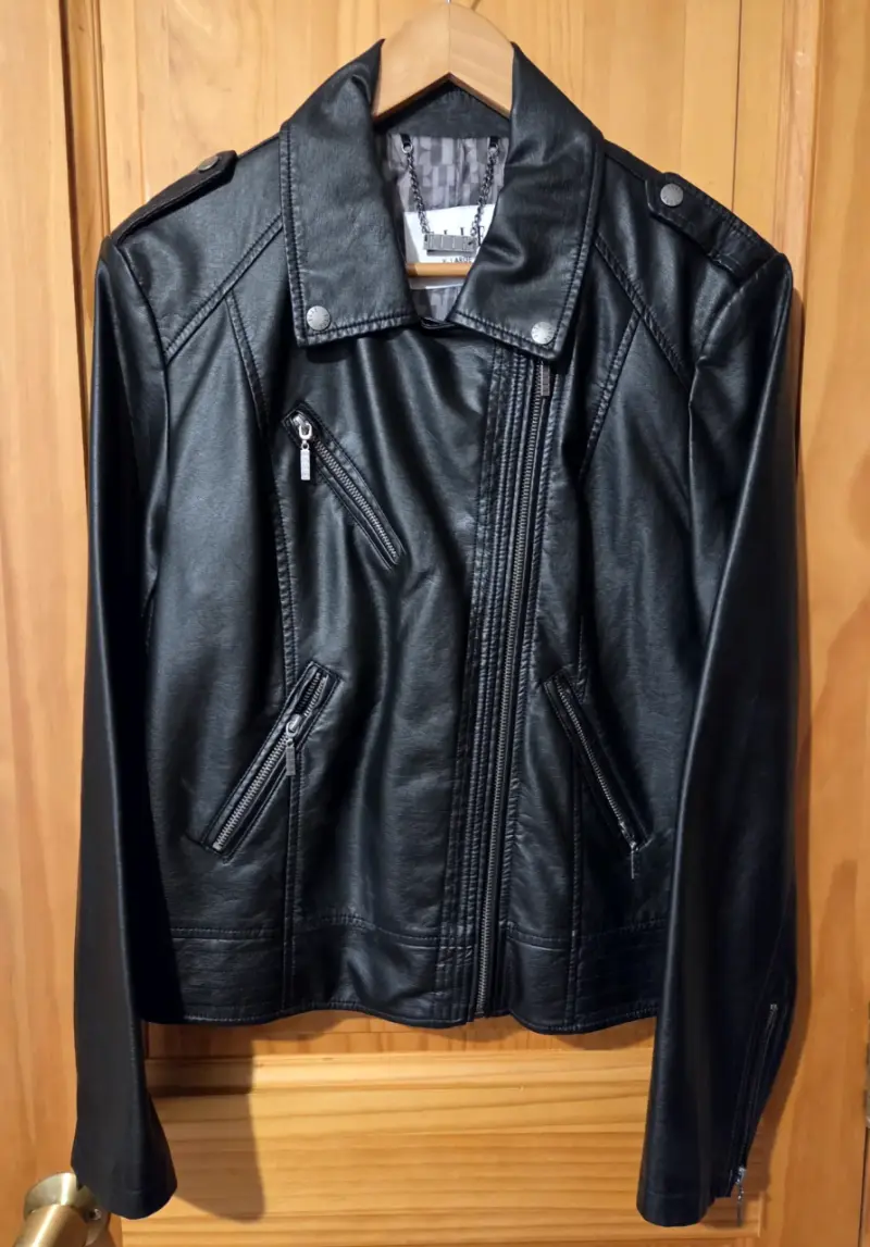 Chaqueta de cuero negra estilo biker