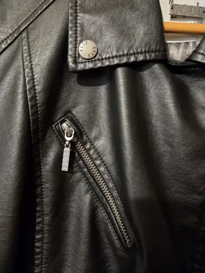 Chaqueta de cuero negra estilo biker - miniatura 5