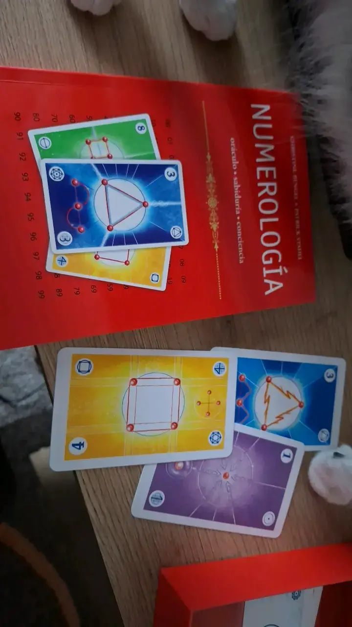 Juego de cartas de numerología mística