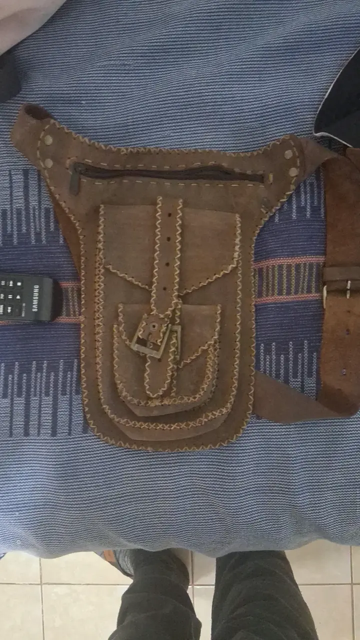 Riñonera de cuero artesanal marrón