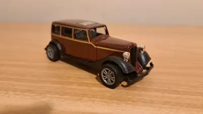 Auto de colección vintage en miniatura - miniatura 1