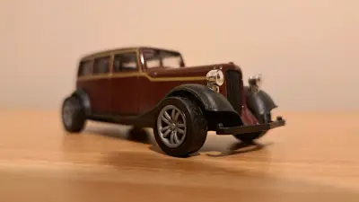 Auto de colección vintage en miniatura - miniatura 4