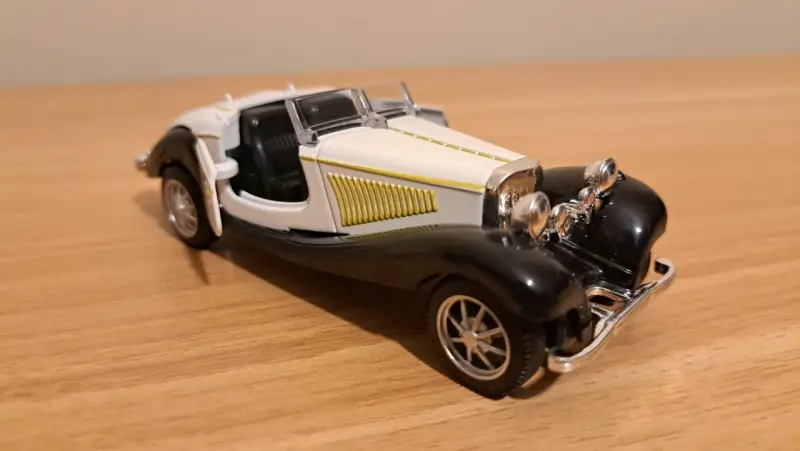 Auto de colección clásico en miniatura - 1