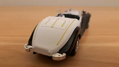 Auto de colección clásico en miniatura - miniatura 2