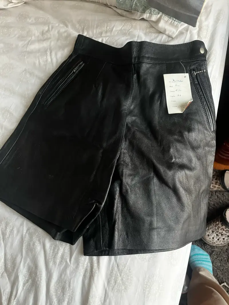 Shorts de cuero negro con cierre - 1