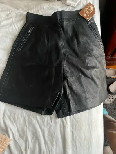 Shorts de cuero negro con cierre - miniatura 2