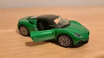 Auto de juguete deportivo verde - miniatura 1