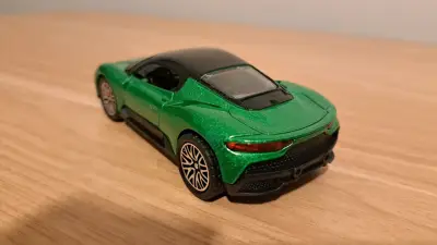 Auto de juguete deportivo verde - miniatura 2