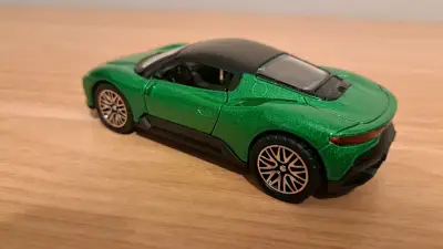 Auto de juguete deportivo verde - miniatura 3