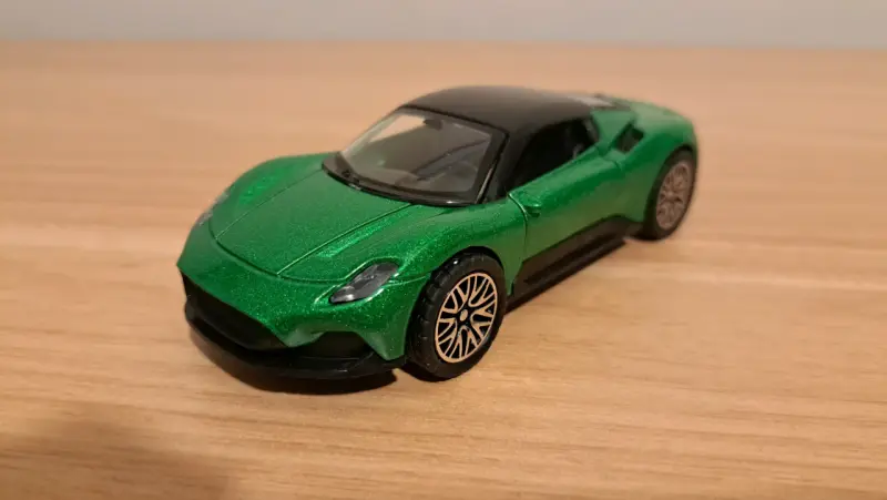 Auto de juguete deportivo verde - 4