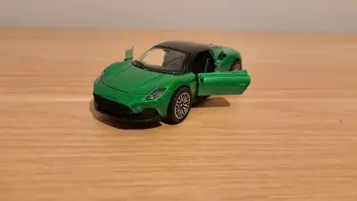Auto de juguete deportivo verde - miniatura 5