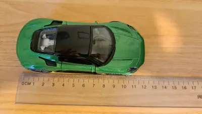 Auto de juguete deportivo verde - miniatura 6